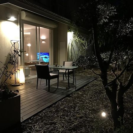 Luxurious By The Beach Apartment With Garden テル・アビブ エクステリア 写真